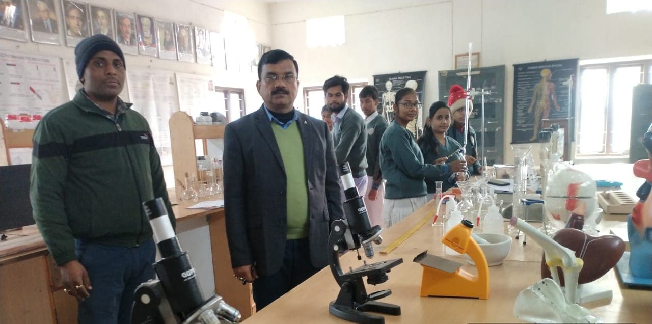 Students in science lab